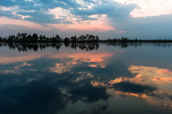 Прекрасне Озеро Ввечері — стокове фото