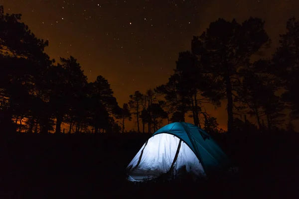 Namiot Turystyczny Przyrodzie Pod Gwiaździstym Nocnym Niebem — Zdjęcie stockowe