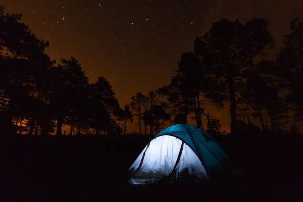 Turistický Stan Přírodě Pod Hvězdnou Noční Oblohou — Stock fotografie