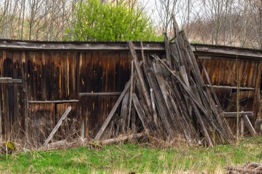 Eski terk edilmiş ahşap bina