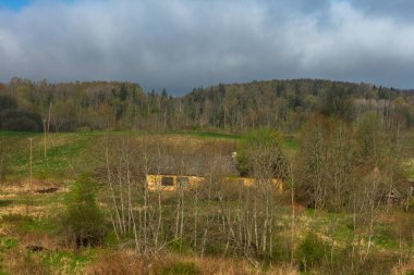 Doğada terk edilmiş eski bir bina 
