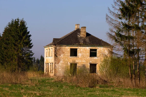 Antico Edificio Abbandonato Nella Natura — Foto Stock