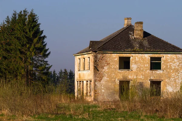 Doğada Terk Edilmiş Eski Bir Bina — Stok fotoğraf