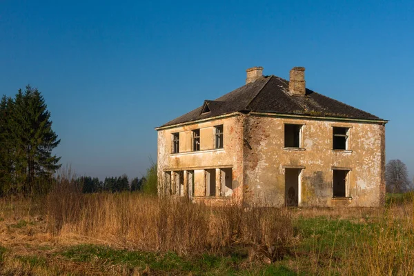 Doğada terk edilmiş eski bir bina