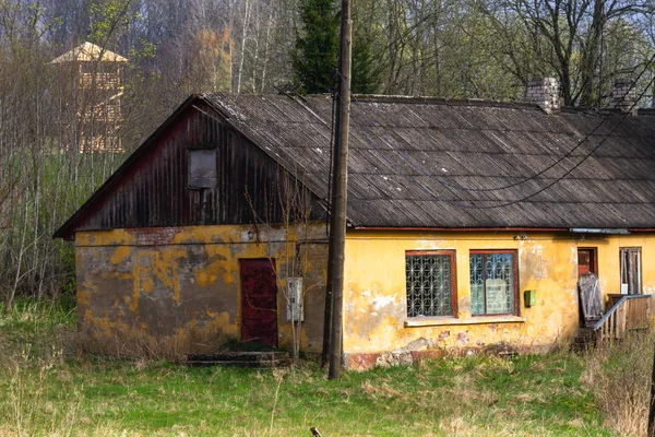 Старое Заброшенное Здание Природе — стоковое фото