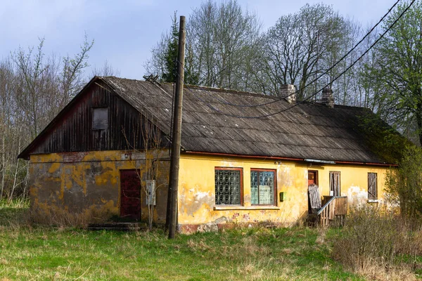 Stary Opuszczony Budynek Przyrodzie — Zdjęcie stockowe