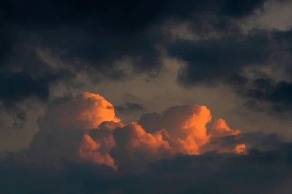 Nubes Anaranjadas Cielo Atardecer — Foto de Stock