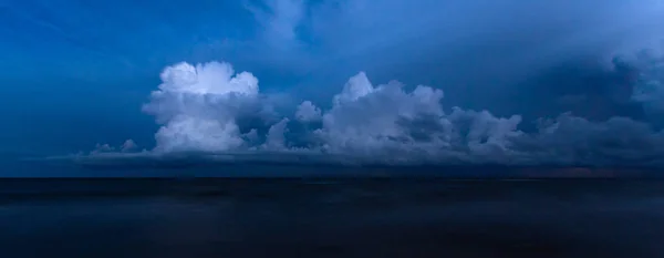 Nuages Orageux Sur Mer Bleue — Photo