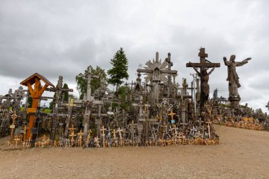 Bir sürü haçı olan eski Hıristiyan mezarlığı