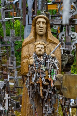 Bir sürü haçı olan eski Hıristiyan mezarlığı