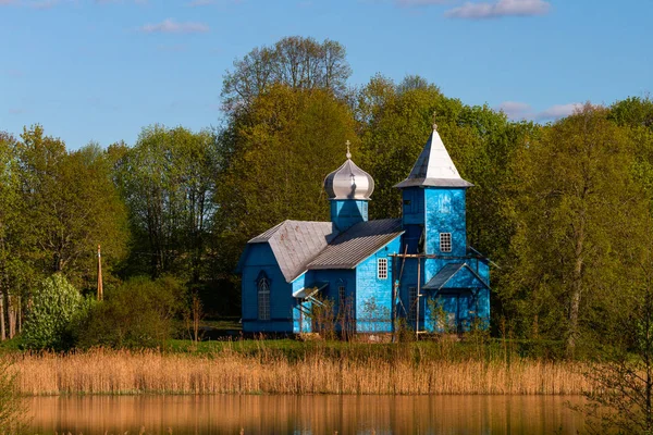 Nehir Kıyısındaki Eski Ahşap Kilise — Stok fotoğraf