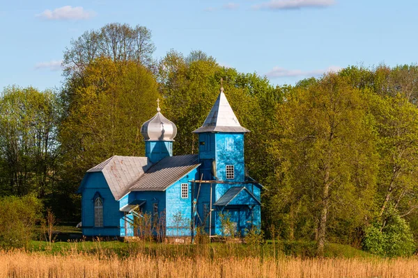 Nehir kıyısındaki eski ahşap kilise