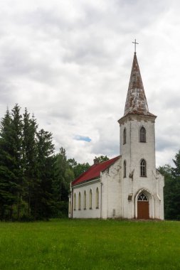 Yeşil çimenlikteki eski Hıristiyan kilisesi
