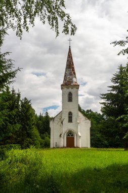 Yeşil çimenlikteki eski Hıristiyan kilisesi