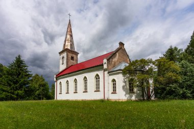 Yeşil çimenlikteki eski Hıristiyan kilisesi