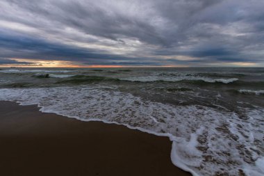 Gün batımında deniz kıyısında