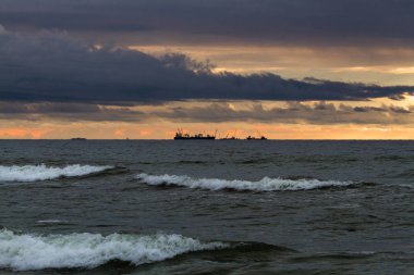 Gün batımında deniz kıyısında