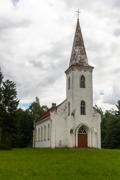 Vecchia Chiesa Cristiana Sul Prato Verde — Foto Stock