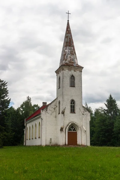 Régi Keresztény Templom Zöld Gyepen — Stock Fotó