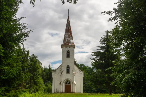 Vecchia Chiesa Cristiana Sul Prato Verde — Foto Stock