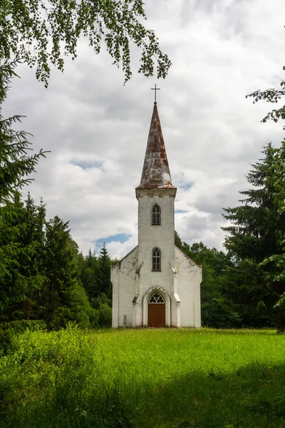Antigua Iglesia Cristiana Sobre Césped Verde — Foto de Stock