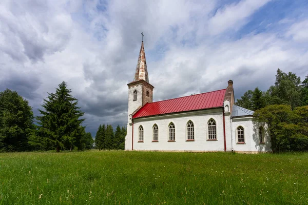 Yeşil çimenlikteki eski Hıristiyan kilisesi