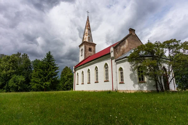 Vecchia Chiesa Cristiana Sul Prato Verde — Foto Stock