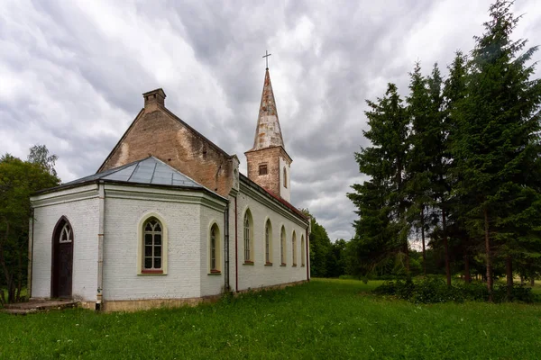 Vecchia Chiesa Cristiana Sul Prato Verde — Foto Stock