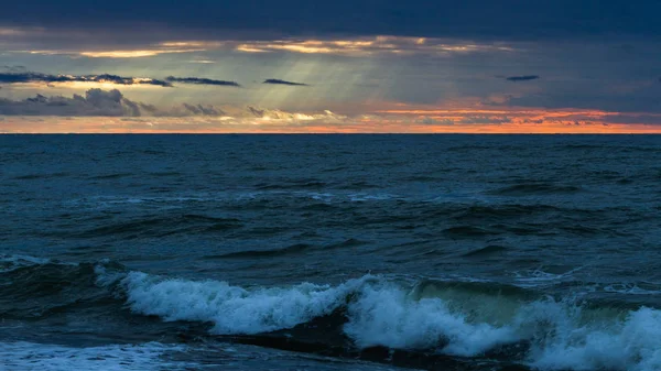 Θαλάσσια Ακτή Την Ώρα Του Ηλιοβασιλέματος — Φωτογραφία Αρχείου