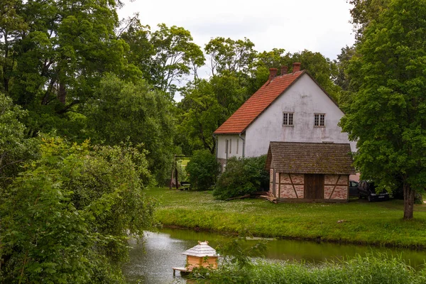 Bellissimo Villaggio Europeo Immerso Nel Verde Della Natura — Foto Stock