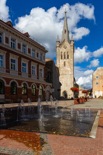 Plac Fontanną Starym Europejskim Mieście — Zdjęcie stockowe