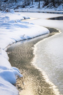 Kar ve buz ile kış nehir