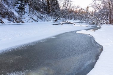 Kar ve buz ile kış nehir