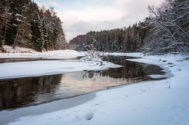 Kar ve buz ile kış nehir