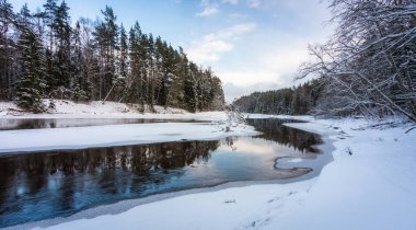 Kar ve buz ile kış nehir
