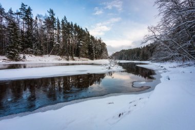 Kar ve buz ile kış nehir