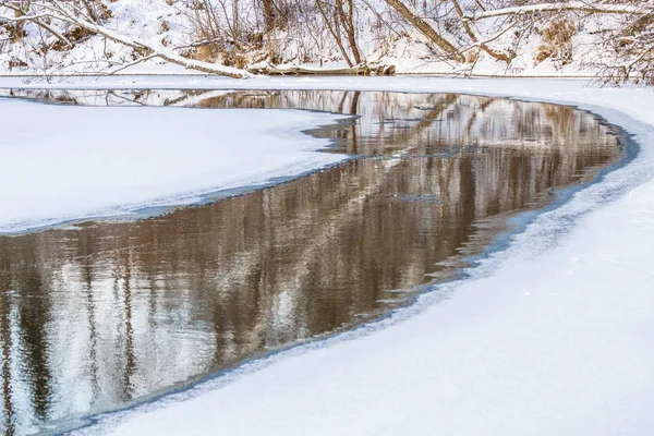 冬天河与雪和冰 — 图库照片