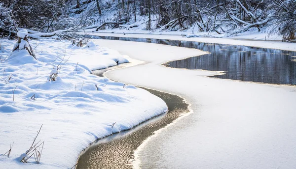 冬天河与雪和冰 — 图库照片