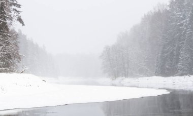 Kar ve buz ile kış nehir