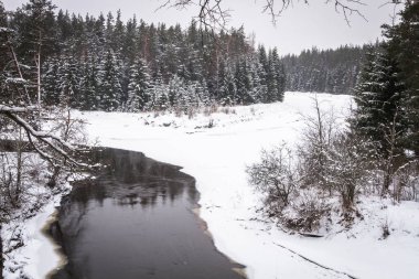 Kar ve buz ile kış nehir