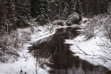 Kar ve buz ile kış nehir