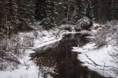Kar ve buz ile kış nehir