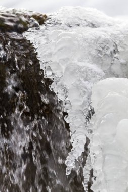 Kış mevsiminde buzlu şelale