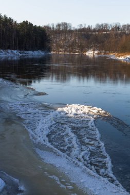 Nehir ve ormanın kış manzarası
