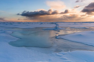 Gün batımında karlı deniz kıyıları