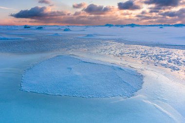 Gün batımında karlı deniz kıyıları