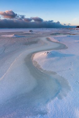 Gün batımında karlı deniz kıyıları