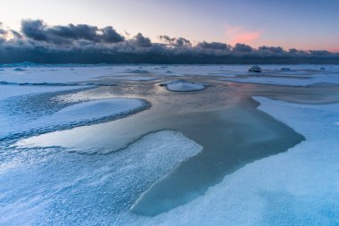 Gün batımında karlı deniz kıyıları