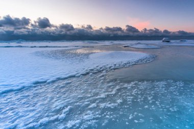 Gün batımında karlı deniz kıyıları