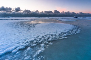 Gün batımında karlı deniz kıyıları